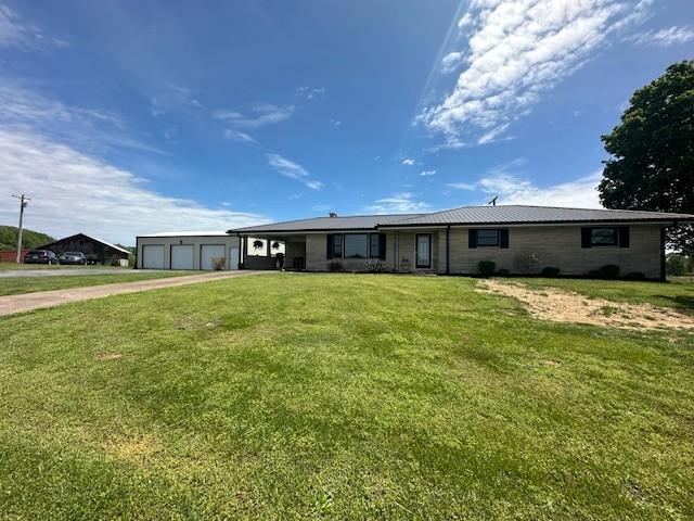 ranch-style house featuring driveway and a front yard