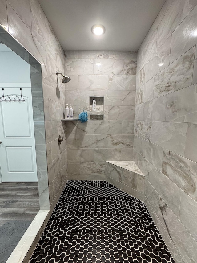 full bathroom featuring a tile shower