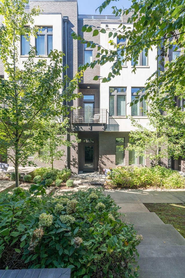 1106 Sigler St, Nashville, TN 37203 - view of front facade featuring brick siding, a balcony, and stucco siding