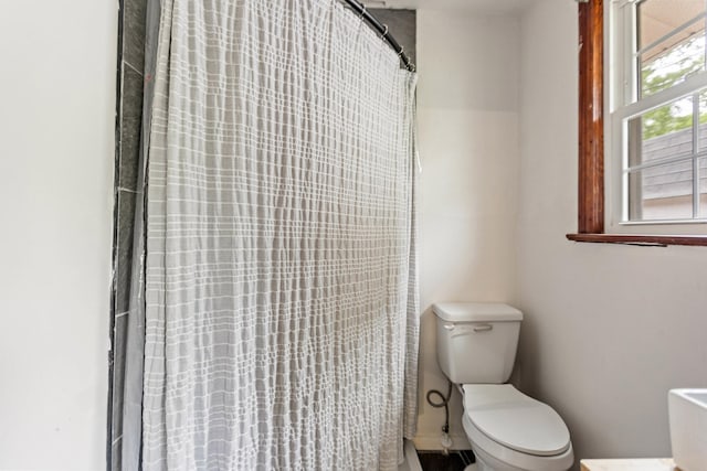 702 1st Ave, Mount Pleasant, TN 38474 - bathroom featuring curtained shower and toilet