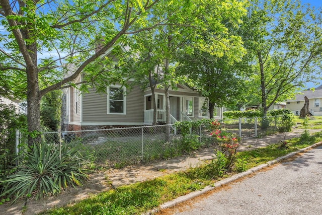 view of front of property featuring a fenced front yard