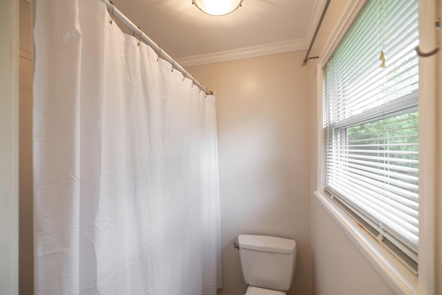 full bath with crown molding, curtained shower, and toilet