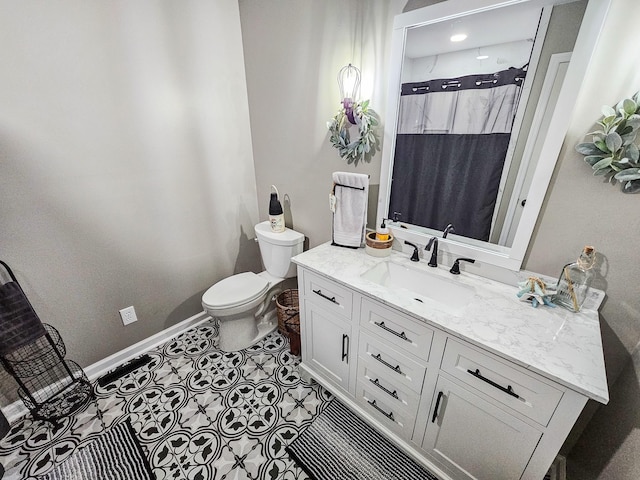 bathroom with vanity, baseboards, curtained shower, and toilet