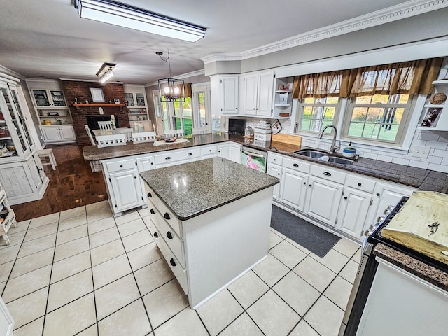 kitchen featuring a sink, open shelves, a peninsula, and a wealth of natural light