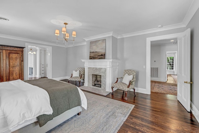 bedroom featuring an inviting chandelier, crown molding, visible vents, baseboards, and dark wood-style floors