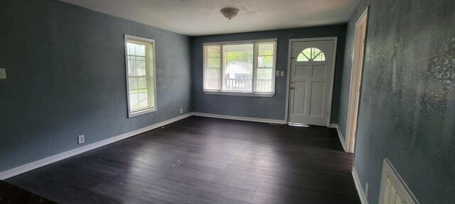 1309 Arlington Ave, Chattanooga, TN 37406 - foyer featuring dark wood-style flooring and baseboards