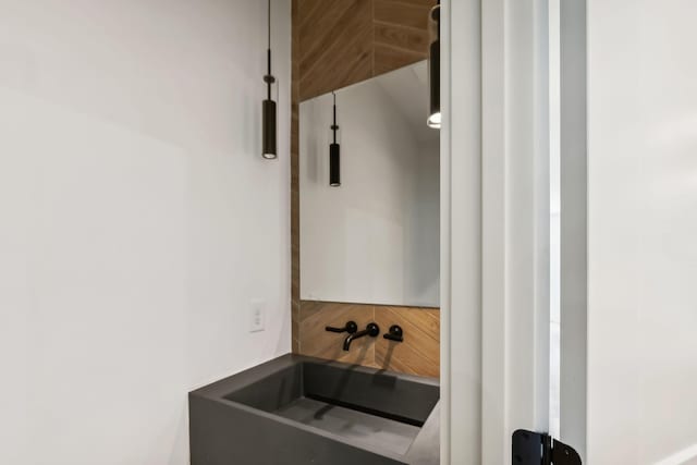 bathroom featuring a sink