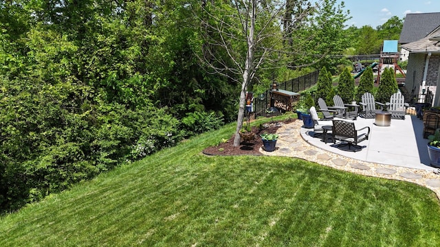 view of yard featuring a patio area