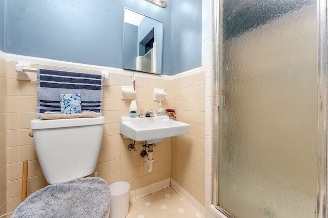 418 Mason Ln, Goodlettsville, TN 37072 - full bath featuring tile walls, a shower stall, tile patterned flooring, a wainscoted wall, and toilet