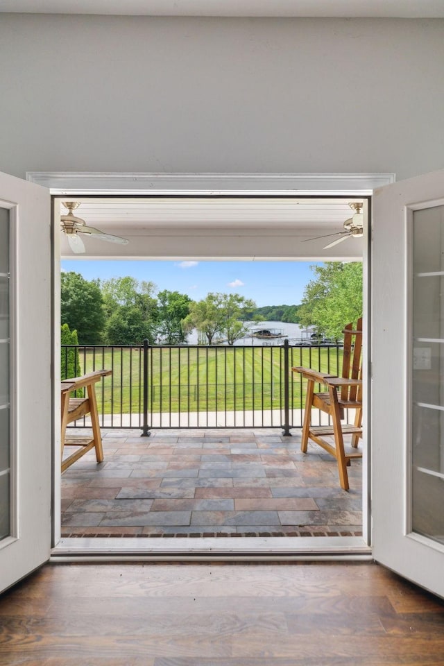 entryway featuring a ceiling fan