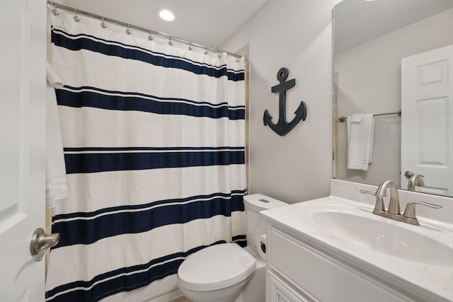full bath with toilet, recessed lighting, a shower with shower curtain, and vanity