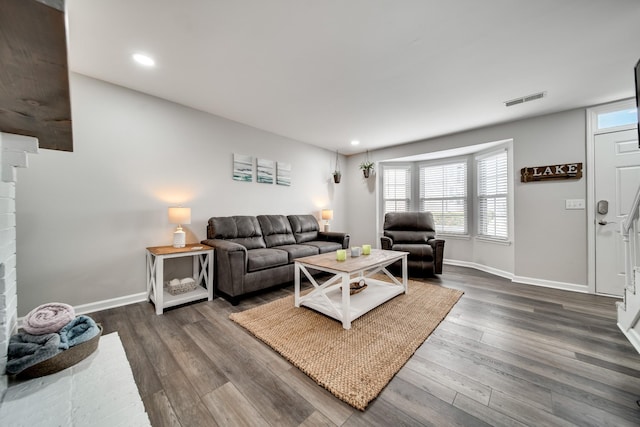 250 Sanders Ferry Rd Unit 4, Hendersonville, TN 37075 - living area featuring baseboards, visible vents, plenty of natural light, and dark wood-type flooring