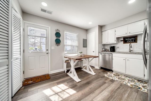 250 Sanders Ferry Rd Unit 4, Hendersonville, TN 37075 - kitchen with visible vents, dark wood-style flooring, recessed lighting, backsplash, and stainless steel appliances