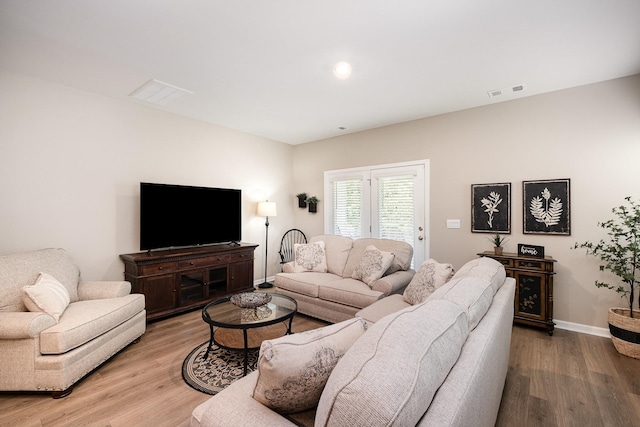 156 Cecil Rd, Lebanon, TN 37087 - living area featuring light wood finished floors and baseboards