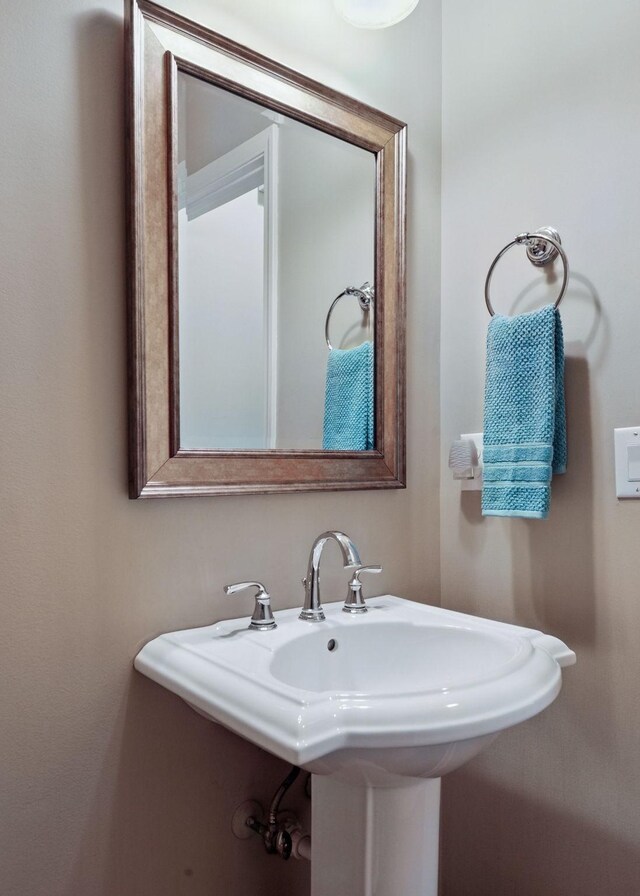 1011 Gatewick Ct, Franklin, TN 37067 - bathroom featuring a sink