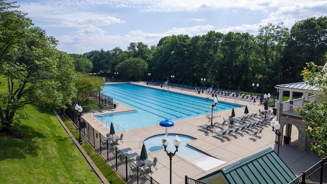 1011 Gatewick Ct, Franklin, TN 37067 - community pool with a patio area and a hot tub