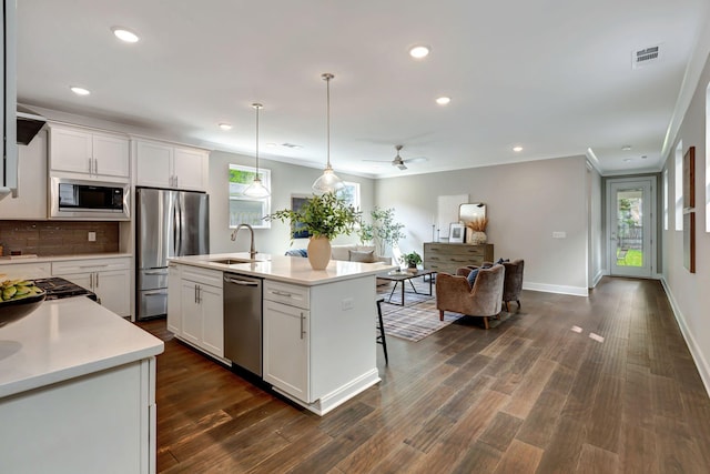 kitchen featuring visible vents, a sink, light countertops, stainless steel appliances, and recessed lighting