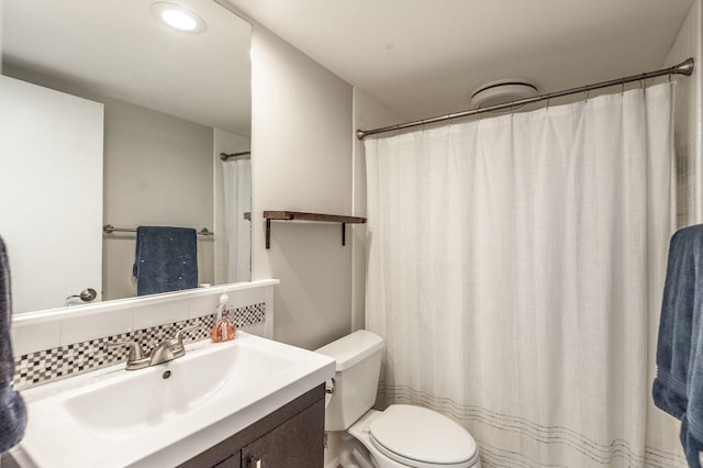 bathroom featuring vanity, toilet, recessed lighting, decorative backsplash, and a shower with curtain