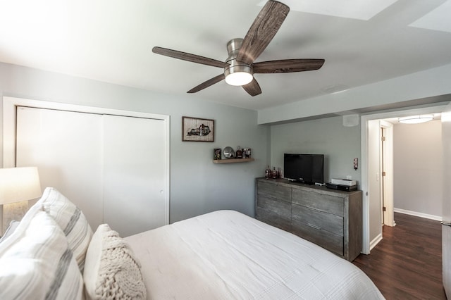 bedroom with a closet, a ceiling fan, baseboards, and dark wood-style floors