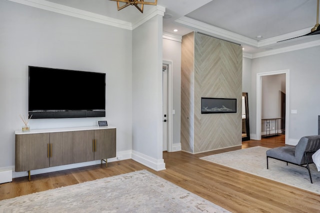 living area with crown molding, baseboards, recessed lighting, and light wood finished floors