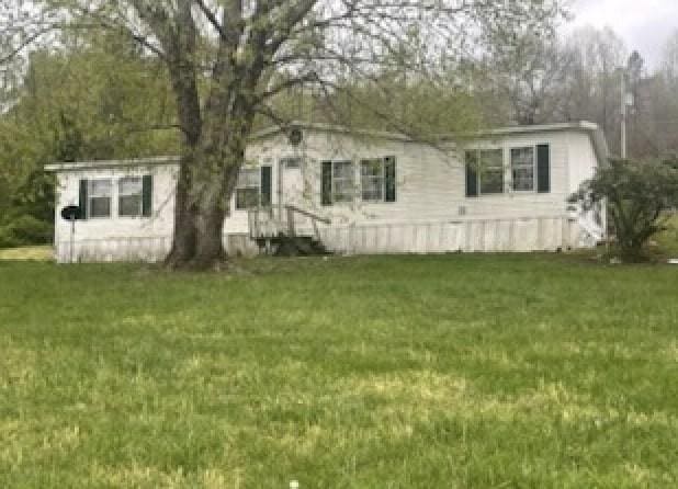 manufactured / mobile home featuring a front yard