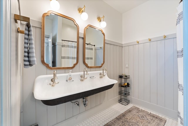 7314 Dug Hill Rd, Bon Aqua, TN 37025 - full bathroom featuring wainscoting and a decorative wall