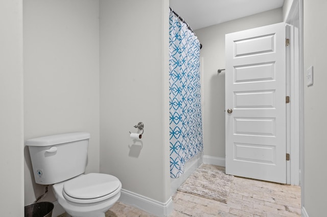 full bath with baseboards, toilet, and a shower with curtain