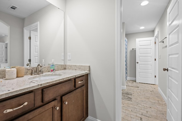 full bath featuring visible vents, vanity, curtained shower, baseboards, and recessed lighting