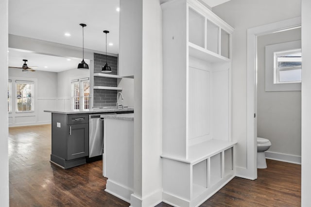 mudroom with ceiling fan, a sink, baseboards, recessed lighting, and dark wood-type flooring