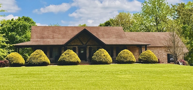view of front of home featuring a front lawn