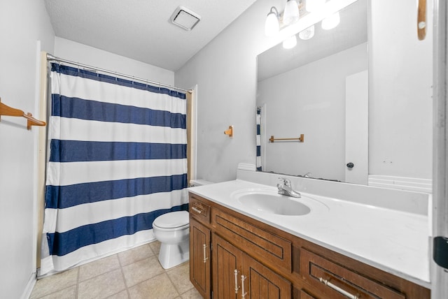 full bath with vanity, a shower with shower curtain, toilet, and visible vents