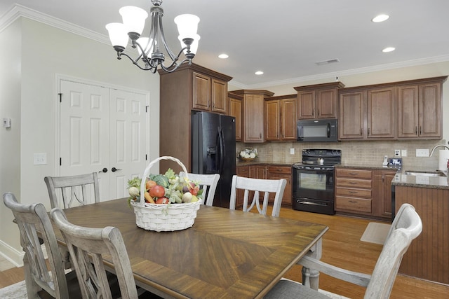 dining room featuring visible vents, crown molding, a chandelier, recessed lighting, and light wood-style flooring