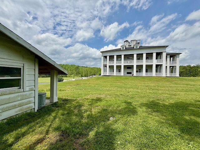 view of yard with a balcony