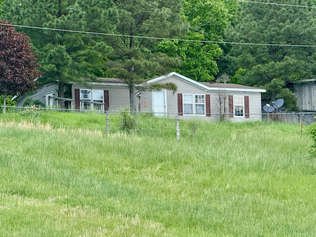 manufactured / mobile home featuring fence