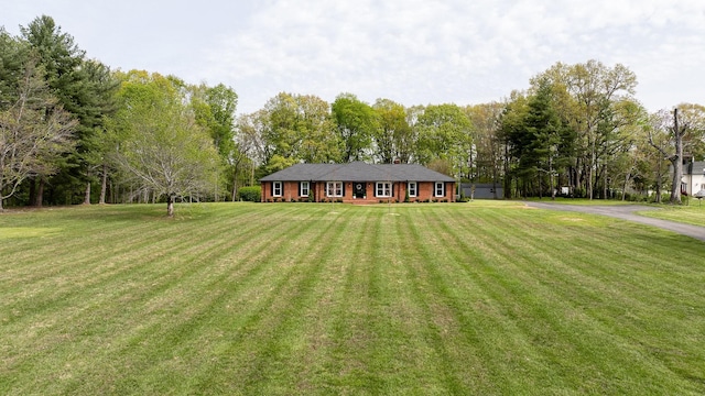 view of front of property featuring a front yard and aphalt driveway