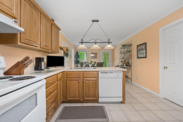 kitchen featuring crown molding, a peninsula, white appliances, under cabinet range hood, and a sink