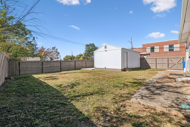 534 Greenwood Ave, Clarksville, TN 37040 - view of yard featuring a fenced backyard, a storage unit, and an outdoor structure