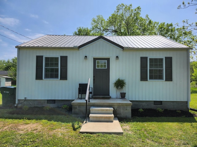 207 Merideth Ave, Waverly, TN 37185 - view of front of home featuring a front yard, crawl space, and metal roof