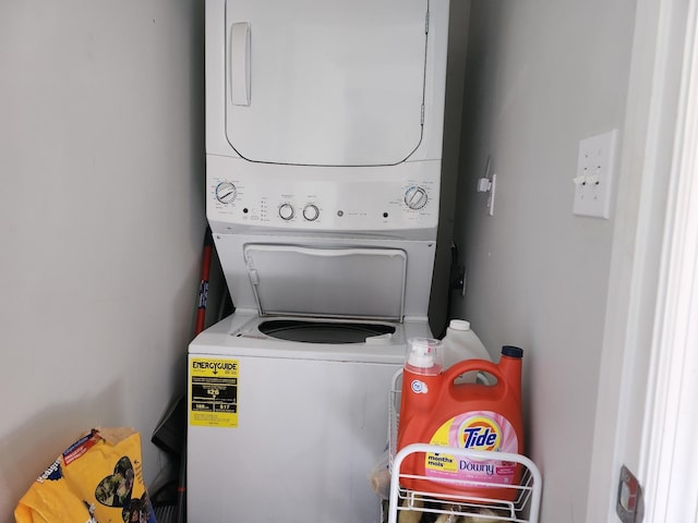 207 Merideth Ave, Waverly, TN 37185 - laundry room with stacked washer / drying machine and laundry area
