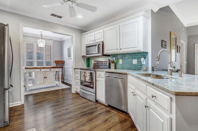 kitchen featuring dark wood-style flooring, visible vents, a sink, white cabinets, and stainless steel appliances