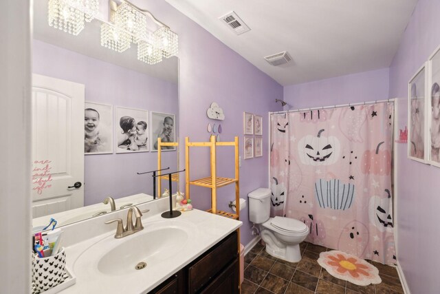 full bathroom with visible vents, curtained shower, toilet, and vanity