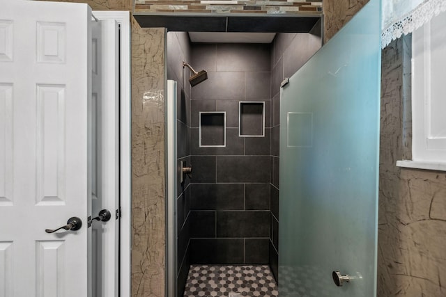bathroom featuring tiled shower