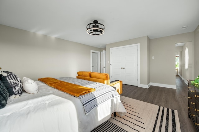 231 Wolf Ridge Ln, Lynchburg, TN 37352 - bedroom featuring baseboards, a closet, dark wood-style floors, and visible vents