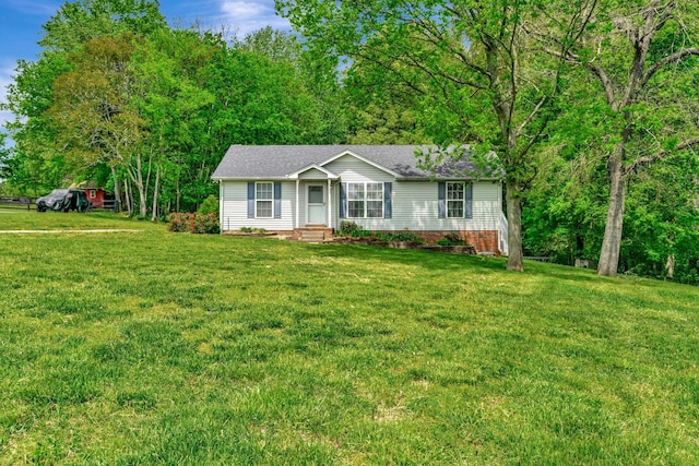single story home featuring roof with shingles and a front yard