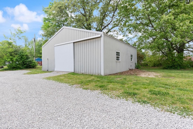 view of pole building featuring gravel driveway