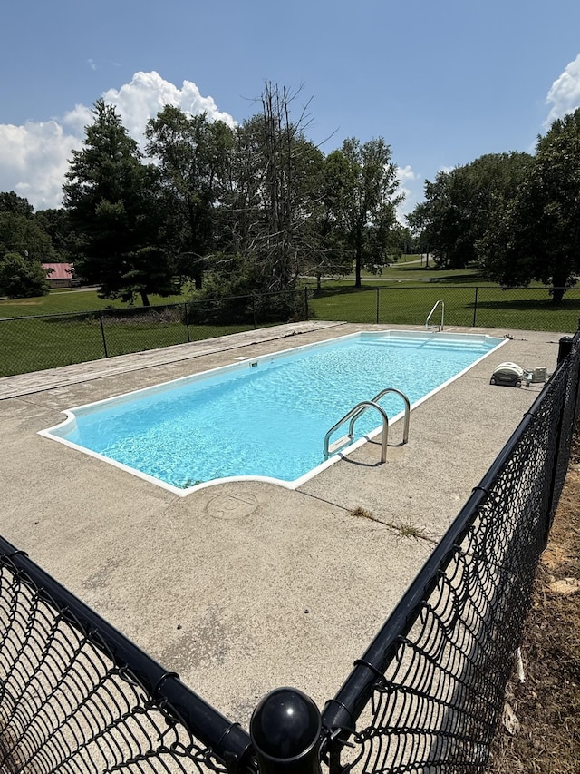 3671 Apache Trl, Springfield, TN 37172 - view of swimming pool featuring view of wooded area and a patio area