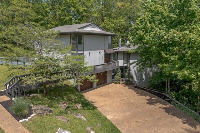 view of front facade with an attached garage and concrete driveway