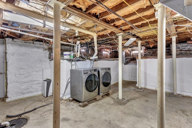 unfinished below grade area featuring washing machine and dryer
