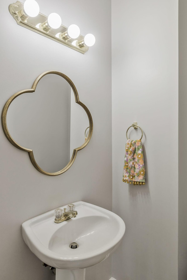 bathroom featuring a sink