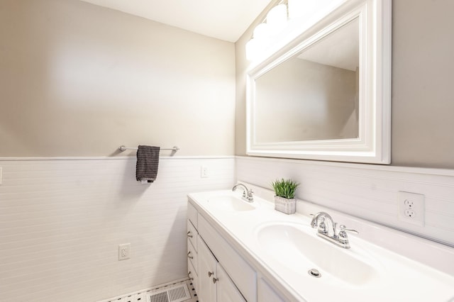108 High St, Portland, TN 37148 - full bath with double vanity and wainscoting